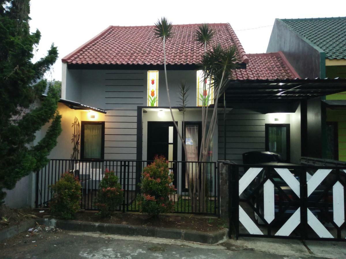 Vila Oma Sukari Syariah Home Living Batu  Bagian luar foto